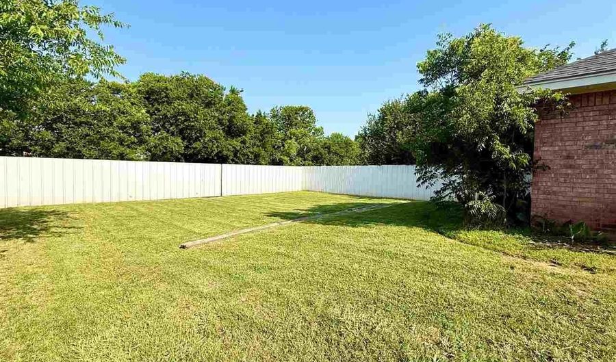 818 S OAK St, Archer City, TX 76351 - 3 Beds, 2 Bath