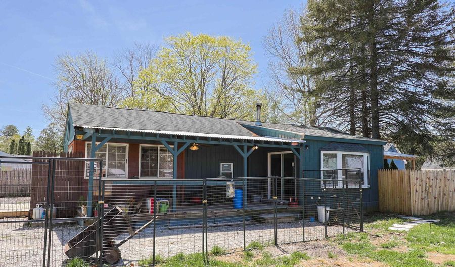26 Evelyn Ave, Raymond, NH 03077 - 2 Beds, 1 Bath