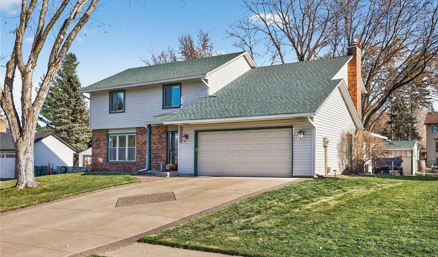 15716 Hayes Trl, Apple Valley, MN 55124 - 5 Beds, 3 Bath