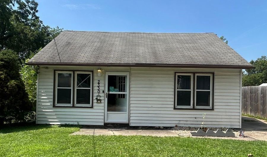 2330 E 38th Ct, Des Moines, IA 50317 - 2 Beds, 1 Bath