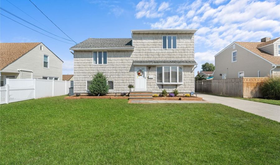 15 Hayes Rd, Amity Harbor, NY 11701 - 3 Beds, 2 Bath