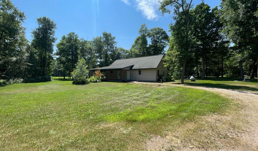 37725 Clover St, Aitkin, MN 56431 - 2 Beds, 3 Bath