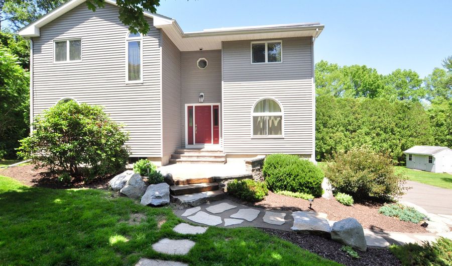 24 Sharon Rd, Bloomfield, CT 06002 - 3 Beds, 3 Bath