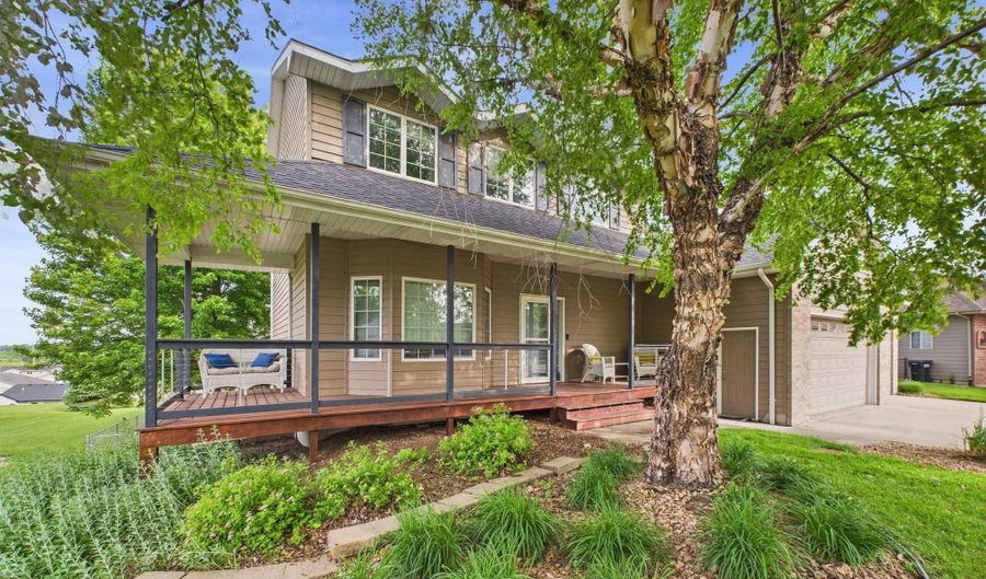 513 N Crestview Cir, Brandon, SD 57005 - 6 Beds, 4 Bath