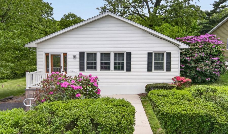 16 Oneida Ave, Atlantic Highlands, NJ 07716 - 2 Beds, 1 Bath