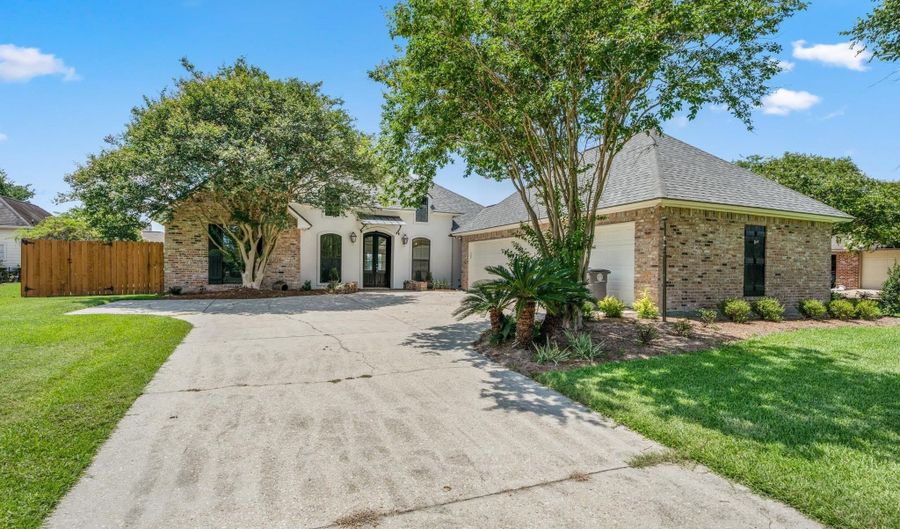 9832 S Vignes Lake Ave, Baton Rouge, LA 70817 - 3 Beds, 2 Bath