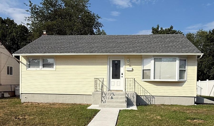 32 Penndale Dr, Amityville, NY 11701 - 3 Beds, 1 Bath