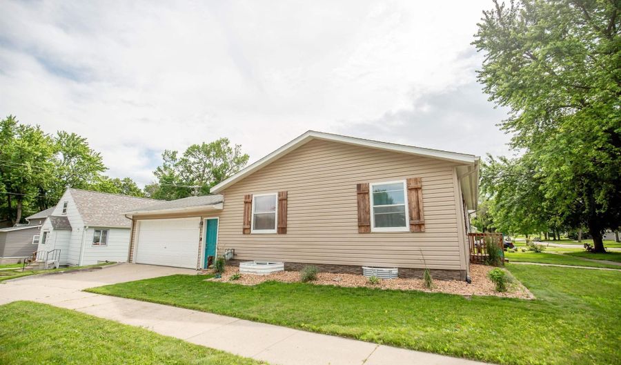 120 W College St, Algona, IA 50511 - 3 Beds, 2 Bath