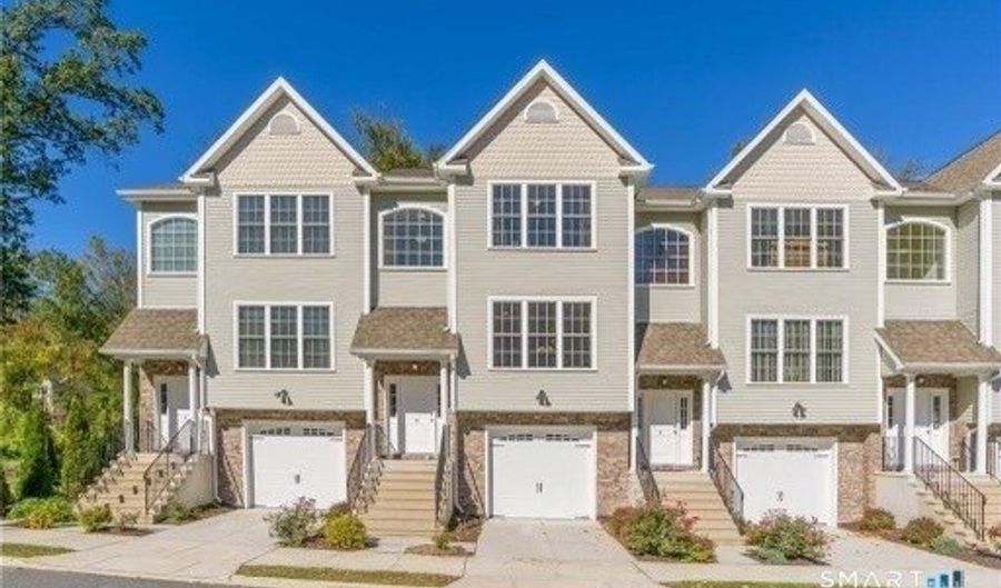 8 Old Oak Dr 8, Brookfield, CT 06804 - 2 Beds, 3 Bath