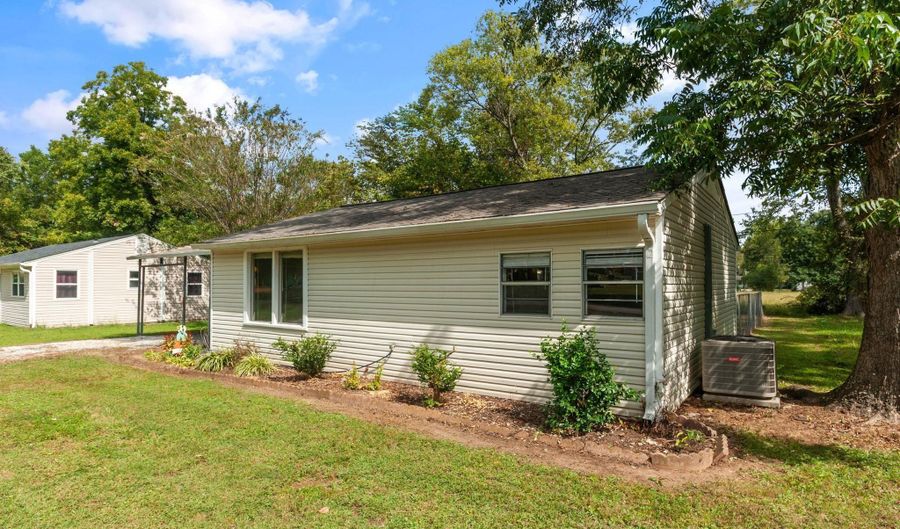 305 Thomas St, Athens, AL 35611 - 2 Beds, 1 Bath