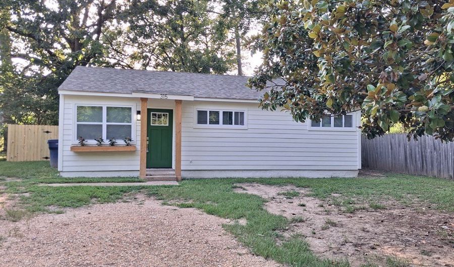 315 Willa St, Batesville, MS 38606 - 3 Beds, 1 Bath