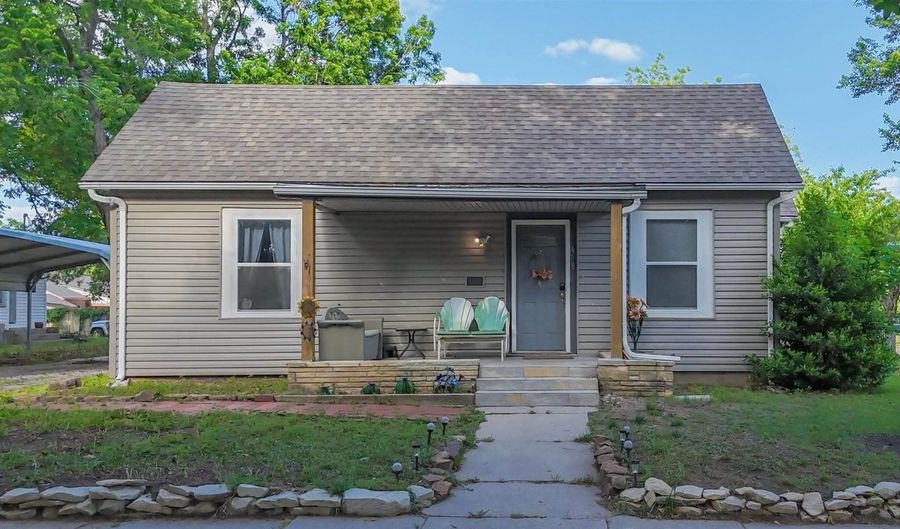 428 S C St, Arkansas City, KS 67005 - 3 Beds, 2 Bath