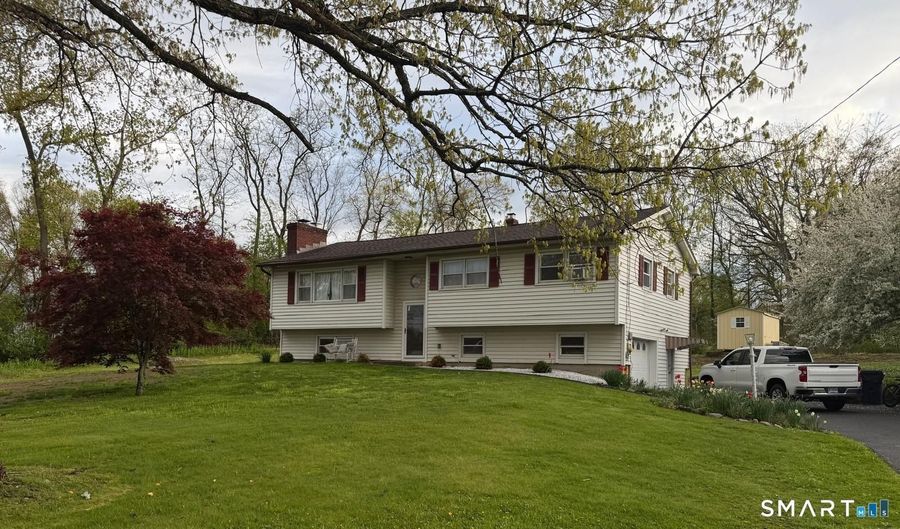 7 Rogers Dr, Danbury, CT 06810 - 3 Beds, 2 Bath