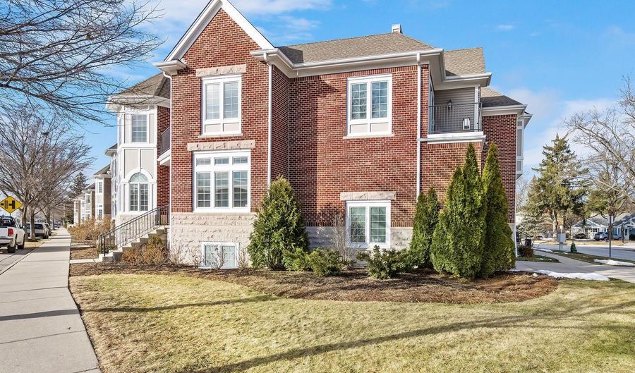1454 E Northwest Hwy, Arlington Heights, IL 60004 - 3 Beds, 3 Bath