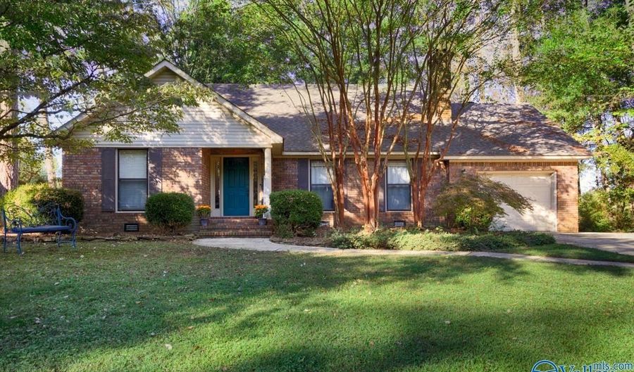 404 Cloverleaf Dr, Athens, AL 35611 - 3 Beds, 2 Bath