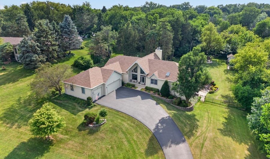 11923 Devonshire St, Algonquin, IL 60102 - 3 Beds, 4 Bath