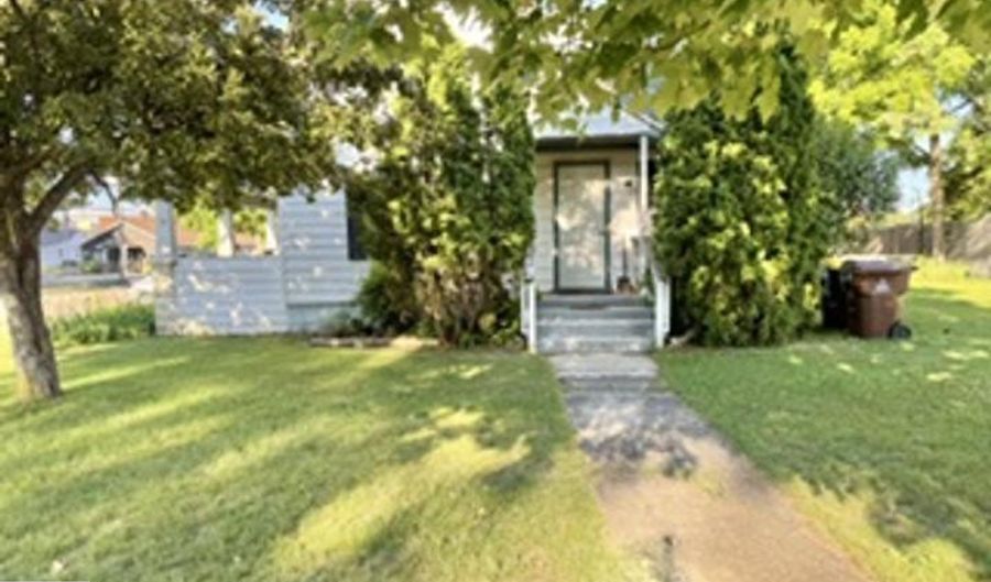 221 W Center St, Alma, MI 48801 - 4 Beds, 2 Bath