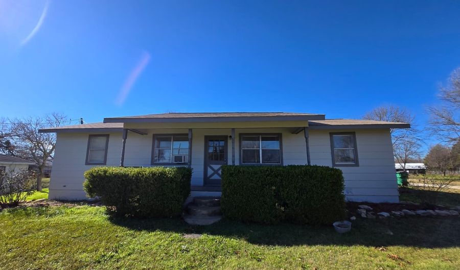 310 S Wickham St, Alvord, TX 76225 - 2 Beds, 2 Bath