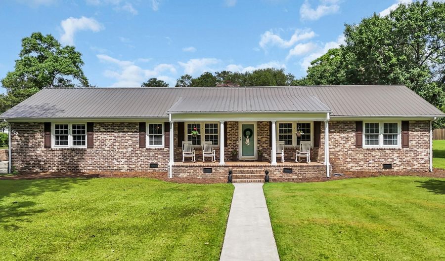 312 S Poplar Ave, Andrews, SC 29510 - 3 Beds, 2 Bath