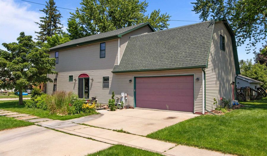 301 E HARRISON St, Appleton, WI 54915 - 5 Beds, 3 Bath