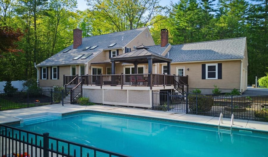 17 Dudley Rd, Brentwood, NH 03833 - 4 Beds, 3 Bath