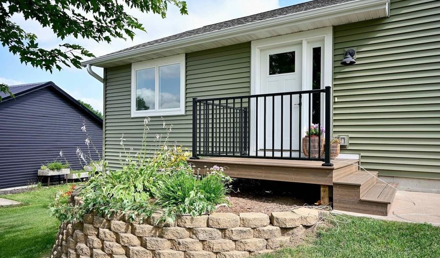 206 Park Ave, Altura, MN 55910 - 4 Beds, 3 Bath