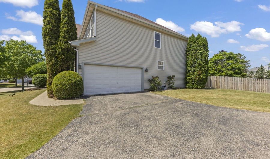 621 Lake Cornish Way, Algonquin, IL 60102 - 5 Beds, 4 Bath