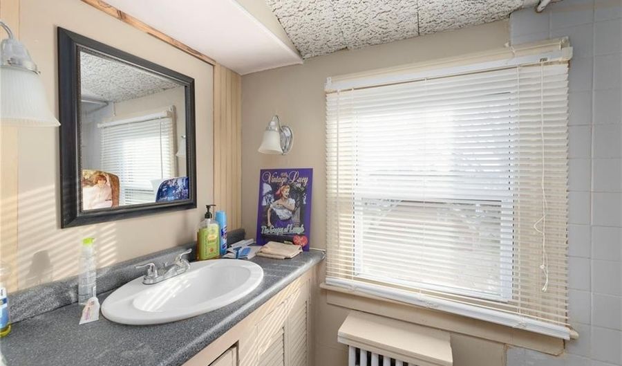 17 Padelford Ave, East Providence, RI 02915 - 2 Beds, 2 Bath