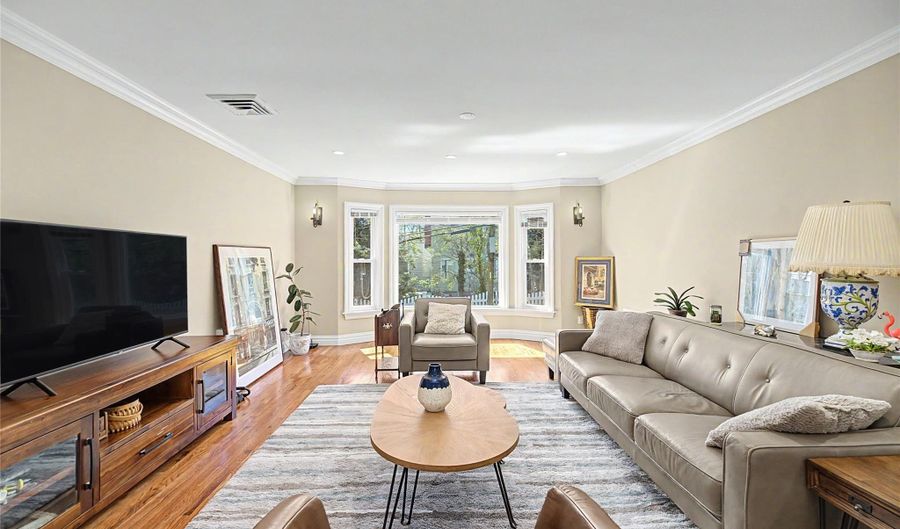 31 Edgemere Dr, Albertson, NY 11507 - 4 Beds, 3 Bath