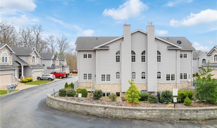 3285 Grey Village Dr, Akron, OH 44319 - 2 Beds, 3 Bath