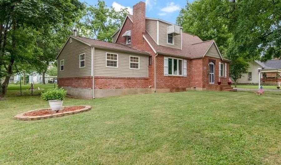 421 W College St, Aurora, MO 65605 - 4 Beds, 2 Bath