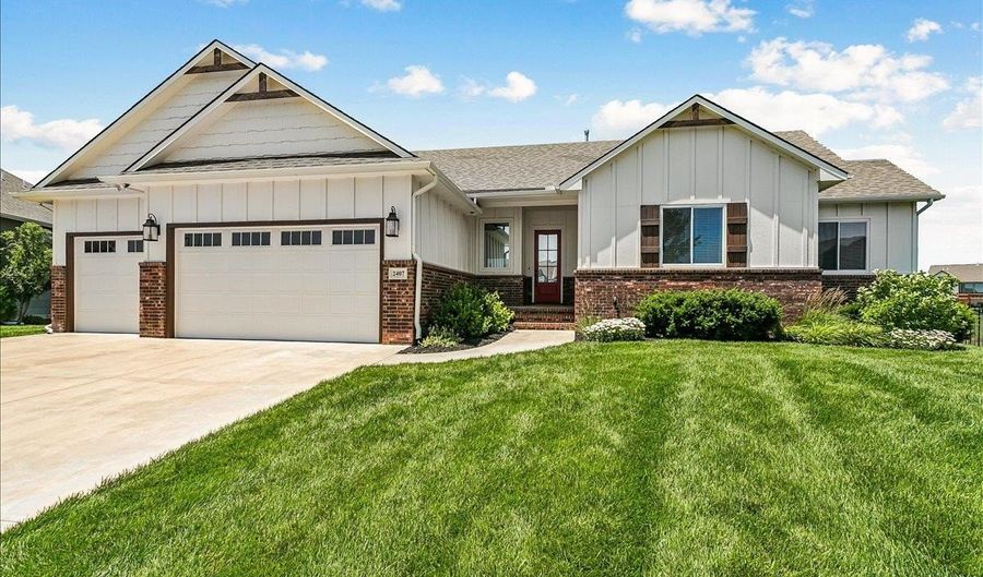 2407 N Lakeside Cir, Andover, KS 67002 - 5 Beds, 4 Bath