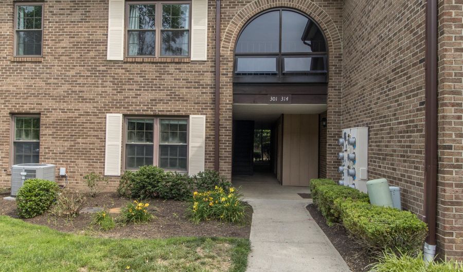 304 Wellington Pl, Aberdeen, NJ 07747 - 2 Beds, 1 Bath
