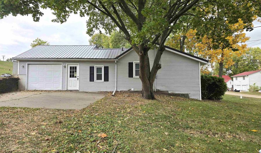 607 N BLUFF St, Albany, IL 61230 - 2 Beds, 1 Bath