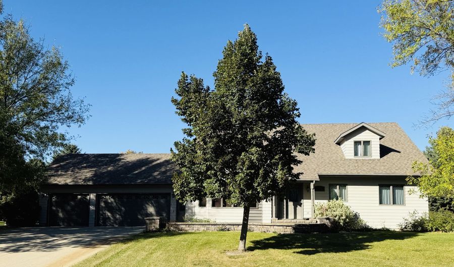 12959 Ironwood Dr, Aberdeen, SD 57401 - 4 Beds, 3 Bath