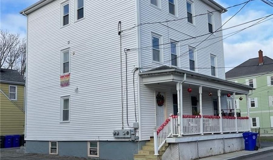 5 Ryan Ave 3, Bristol, RI 02809 - 2 Beds, 1 Bath
