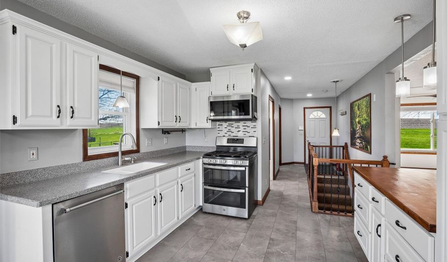 2050 NE 80th St, Altoona, IA 50009 - 3 Beds, 3 Bath