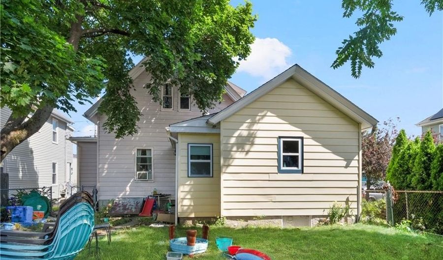 88 Lincoln Ave, East Providence, RI 02915 - 4 Beds, 2 Bath