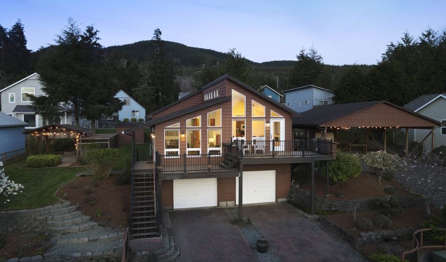 126 N OCEAN Ave, Rockaway Beach, OR 97136 - 3 Beds, 2 Bath