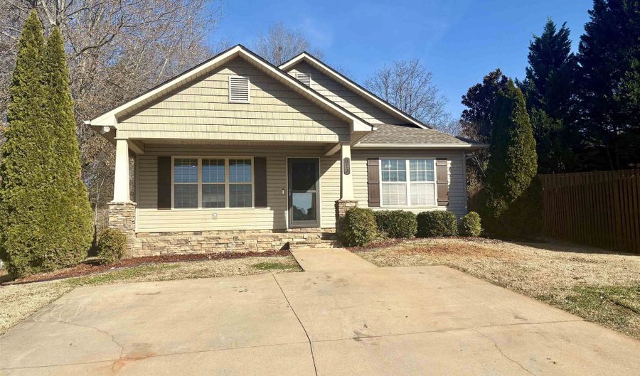 610 Fawn Branch Trl, Boiling Springs, SC 29316 - 3 Beds, 2 Bath