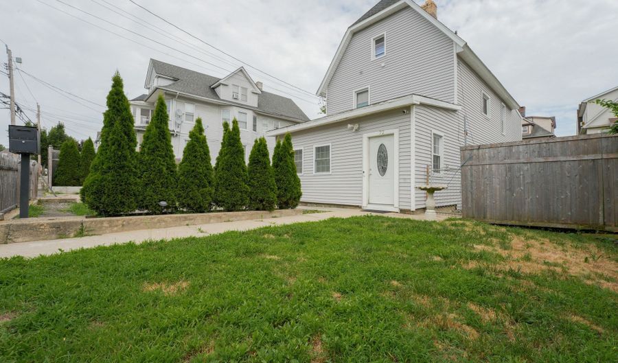 72 Harral Ave, Bridgeport, CT 06604 - 6 Beds, 3 Bath