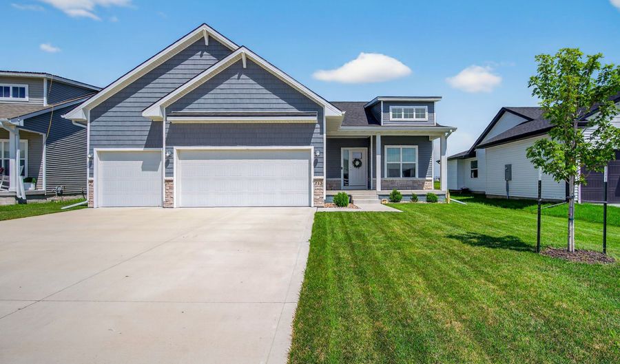 713 NE Country Meadow Dr, Ankeny, IA 50021 - 4 Beds, 3 Bath