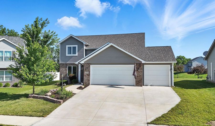 687 Sully Ct, Angola, IN 46703 - 4 Beds, 3 Bath