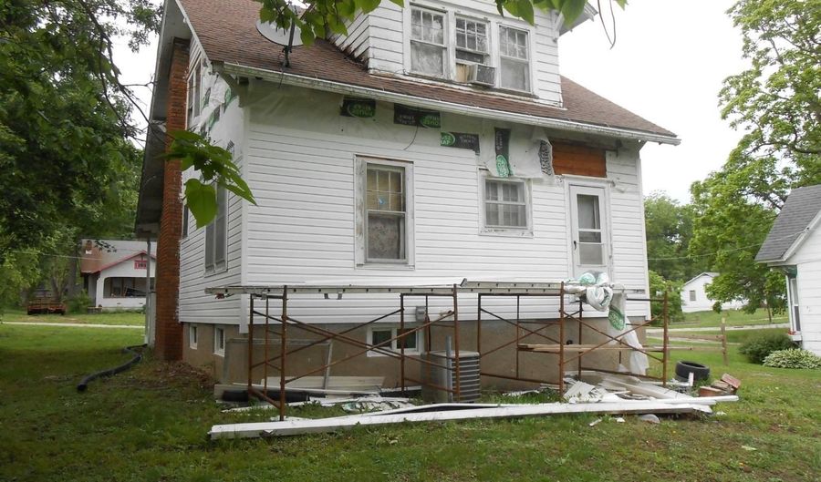 403 E Clay St, Albany, MO 64402 - 3 Beds, 1 Bath