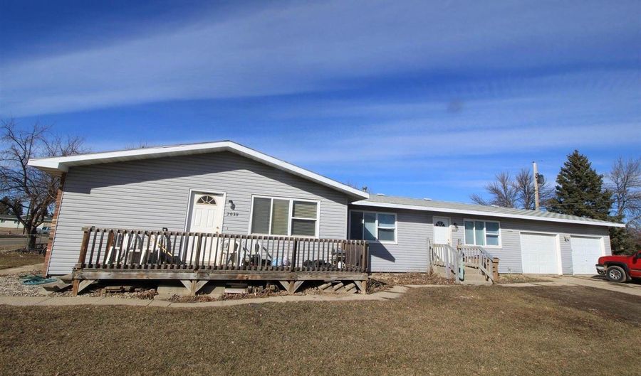 2036 2038 8th St NW, Minot, ND 58703 - 4 Beds, 2 Bath