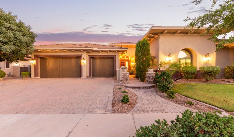 291 W YELLOWSTONE Way, Chandler, AZ 85248 - 4 Beds, 4 Bath