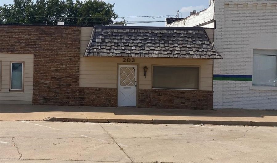 203 S Broadway Ave, Weatherford, OK 73096 - 0 Beds, 1 Bath
