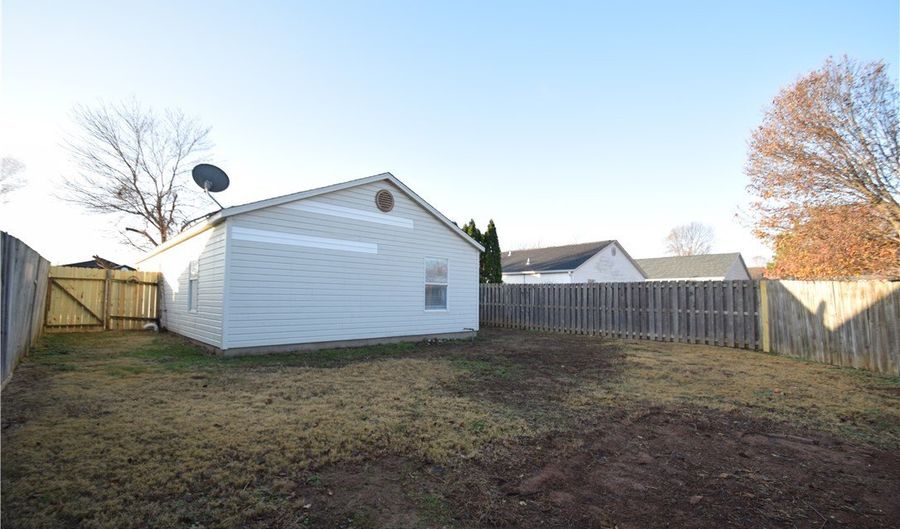 2515 SE 3rd St, Bentonville, AR 72712 - 3 Beds, 2 Bath