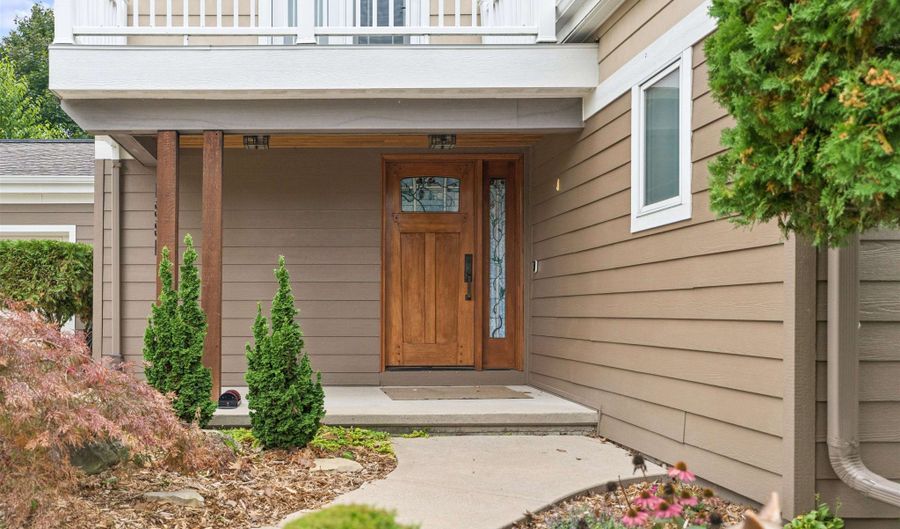 1331 N BRIARCLIFF Dr, Appleton, WI 54915 - 5 Beds, 4 Bath
