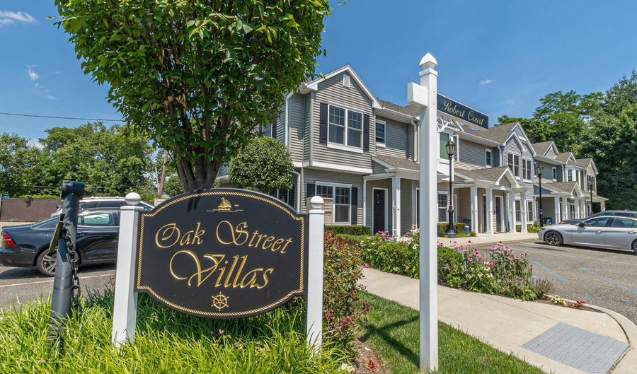 5 Robert Court St, Amityville, NY 11701 - 1 Beds, 2 Bath